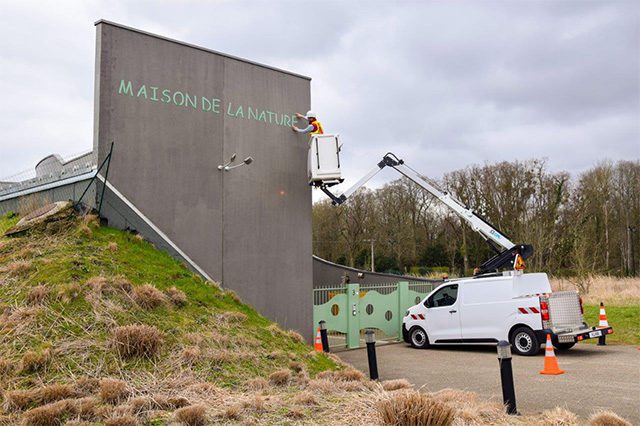 electric Peugeot cherry picker