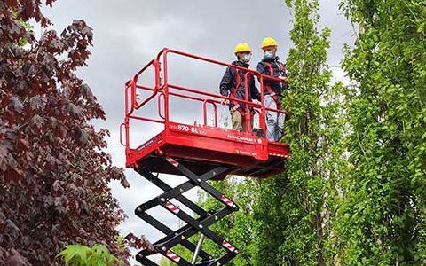 scissor lift with 2 man working